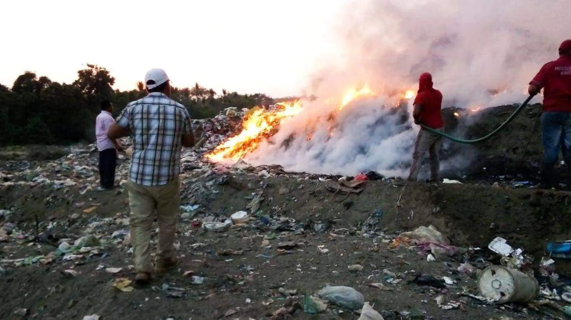 prenden fuego a basurero en atoyac